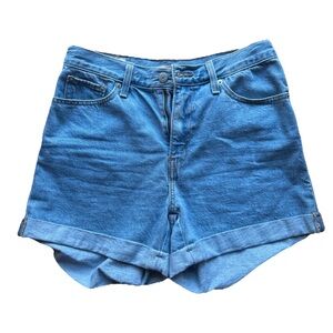 Levi’s 80s Mom Shorts in Light Blue Denim